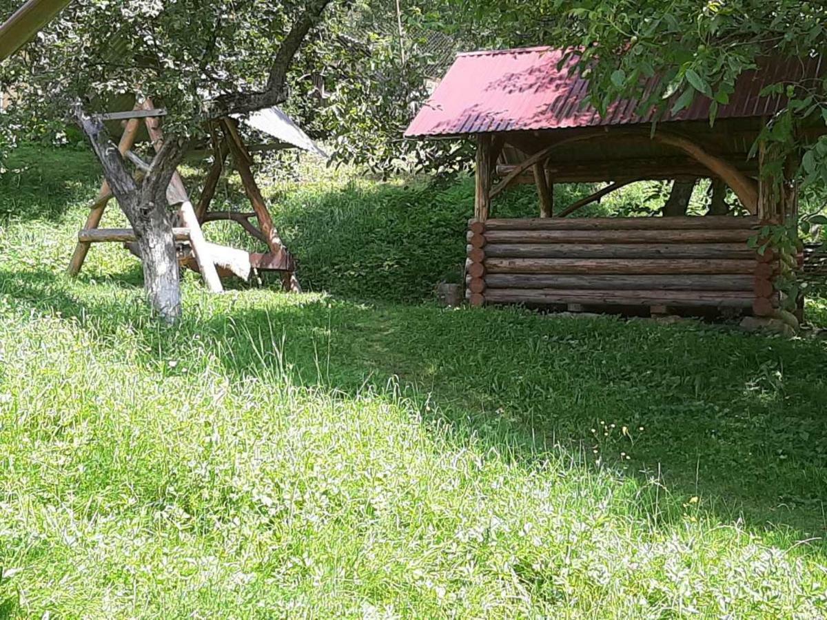 Котедж "Барвінок" ヴェルホヴィナ エクステリア 写真